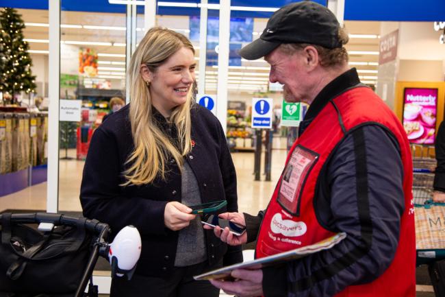 big issue vendor accepting contactless payment