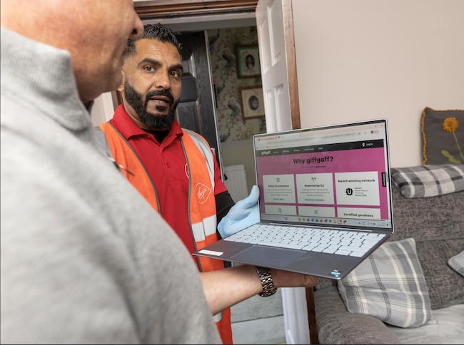 engineer holding laptop to set up giffgaff broadband
