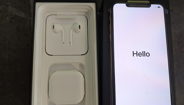 iphone 11 pro with earpods
